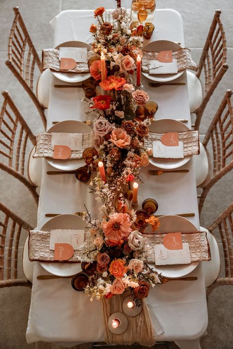 Rustic Fall Wedding Place Setting, Terracotta Wedding Circle Table, Rustic Orange Wedding Decor, Terracotta Wedding Table Settings, Wedding Table Set Up, Fall Wedding Place Settings, Fall Flowers Wedding, Easy Thanksgiving Table Decor, Simple Thanksgiving Table Decor