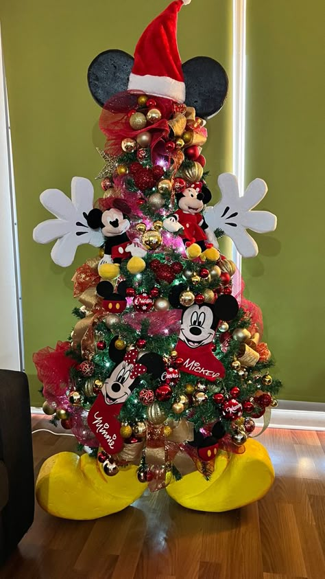 Mickey Inspired Christmas Tree, Mickey Mouse Christmas Tree Topper, Mickey Tree Christmas, Mickey Mouse Xmas Tree, Mickey Mouse Tree Christmas, Mickey Mouse Christmas Tree Ideas, Mickey Mouse Navidad, Disney Christmas Trees, Mickey Mouse Tree