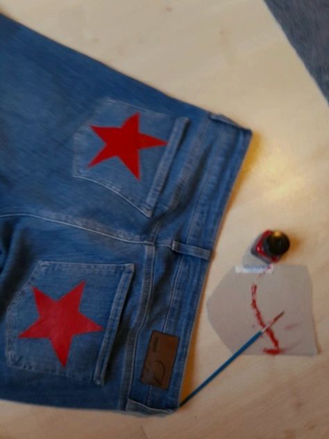 I painted red stars on the back pockets of my jeans <3 Painted Jorts Ideas, Diy Paint Pants, Painting On Pants Ideas, Pants Painting Ideas, Jean Painting, Paint Clothes, Pants Diy, Bleaching Clothes, Diy Clothes Accessories