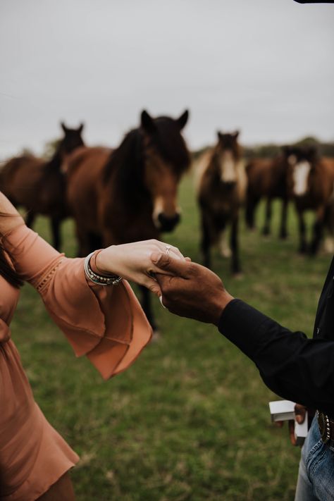 Couple Horse Photography, Horse Wedding Photos, Couple Western, Western Engagement Pictures, Western Engagement Photos, Western Photo Shoots, Horse Couple, Horse Photography Poses, Glamping Weddings