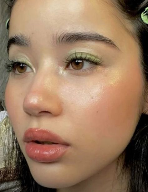 Soft Green Eyeshadow Looks, Everyday Colorful Makeup, Pastel Green Makeup Looks, Earthy Eyeshadow Looks, Green Inner Corner Makeup, Soft Colorful Makeup, Olive Undertone Makeup, Natural Green Makeup, Subtle Green Makeup