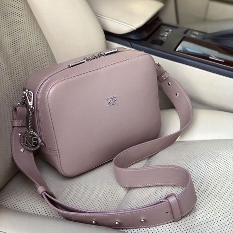 Sling Bags Women Casual, Girly Backpacks, Sling Bags Women, Fox Bag, Expensive Bag, My Style Bags, Street Style Bags, Leather Cross Body Bag, Girly Bags