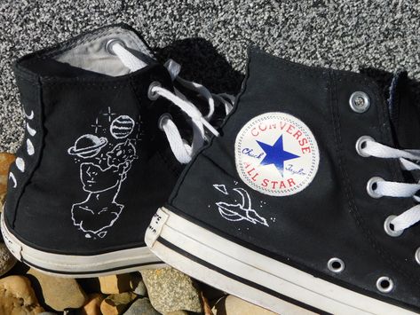 Painted Converse, DIY project Cute Embordery, Converse Costumised, Black Converse Painting Ideas, Converse Custom Art, Things To Draw On Converse, Converse Decorated, Converse Custom Ideas, Converse Painting Ideas, Converse Painting