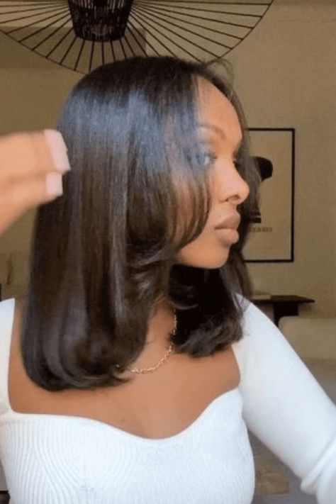 Aprenda a cuidar do seu cabelo crespo ou alisado sem comprometer sua saúde. Descubra as técnicas e cuidados para manter seu cabelo com aspecto natural e brilhante. Confira nossas dicas agora! SAIBA MAIS Natural Hair Styles, A Woman, Pasta, Hair Styles, Makeup, Hair, Make Up