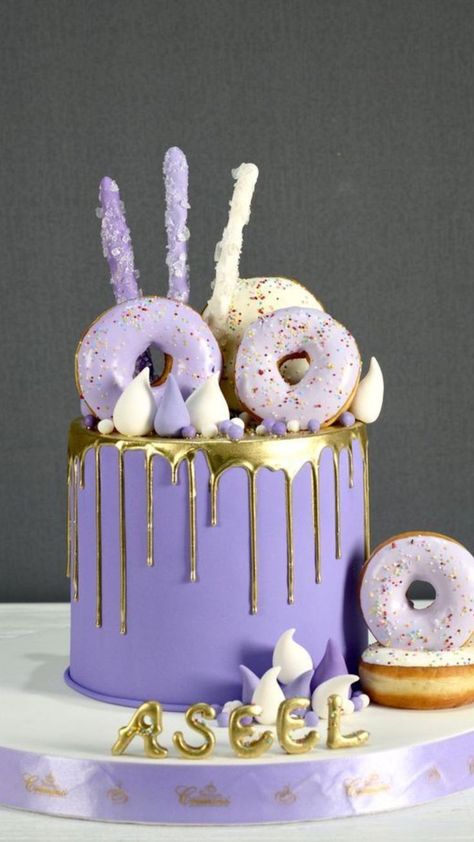 Cake For Birthday Purple, Purple Cake With Gold Drip, Purple Donut Cake, Purple Drip Cake Birthday, Purple Birthday Cake For Girls Kids, Purple Cake Decorating Ideas, Purple And Gold Birthday Cake, Purple Cake Designs, Pastel Purple Cake