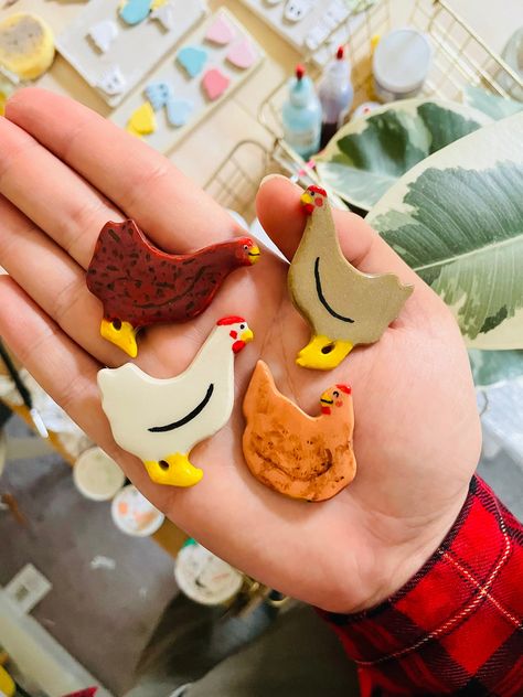 Chicken Gifts Diy, Fridge Magnets Ideas Creative, Chicken Magnet, Chicken Clay, Clay Fridge Magnets, Clay Chicken, Clay Fridge, Magnet Ideas, Ceramic Magnets