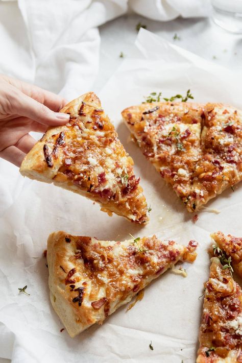 Caramelized Onion Pizza, Fancy Pizza, Pizza Oven Recipes, Onion Pizza, Bacon Pizza, Carmelized Onions, Broma Bakery, Pizza Flatbread, Making Homemade Pizza