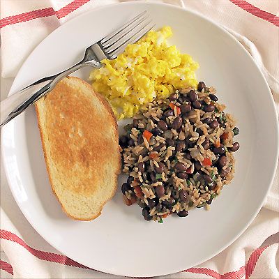 Gallo Pinto y Huevos-Costa Rican breakfast (With Salsa Lizano Sauce).. DELICIOSOOOOO! Costa Rica Breakfast, Costa Rican Breakfast, Costa Rican Food, Gallo Pinto, Weekday Breakfast, Costa Rican, Tourist Information, Pinto Beans, Cooking Together