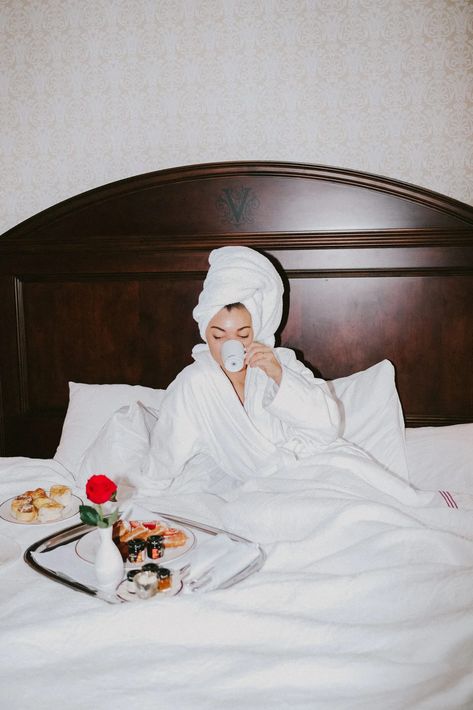 Room service hotel photoshoot. Breakfast in bed pictures inspired by editorial photography. Wearing a white robe at the The Inn located on the Biltmore Estate in Asheville, North Carolina. Quince Clothing, Hotel Content, Hotel Shoot, Expensive Outfits, Hotel Photoshoot, My Chic Obsession, Wardrobe Checklist, Bed Picture, Spring Packing