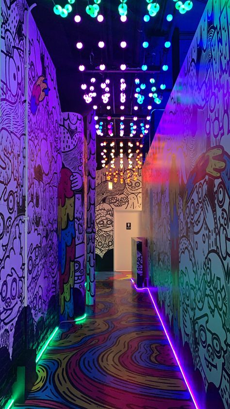 Trippy Interior Design, Luxurious Living Room Designs, Trippy House, Luxurious Living Room, Karaoke Room, Nightclub Design, Neon Aesthetic, Foto Art, Retro Wallpaper