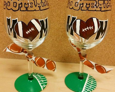 Ball Painting, Wine Glass Decor, Diy Wine Glasses, Decorated Wine Glasses, Cadeau Parents, Hand Painted Glasses, Wine Craft, Wine Glass Crafts, Wine Glass Art