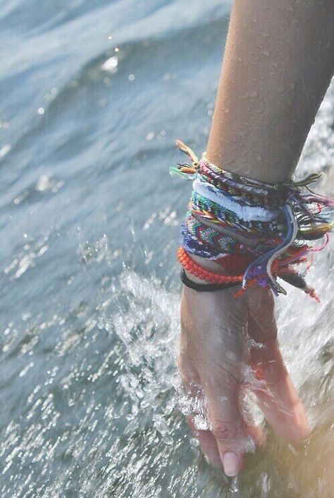 Friendship bracelets Surfergirl Style, Mode Shoes, Summer Bracelets, Trik Fotografi, Summer Feeling, Beach Bum, Beach Vibe, Summer Jewelry, Summer Of Love