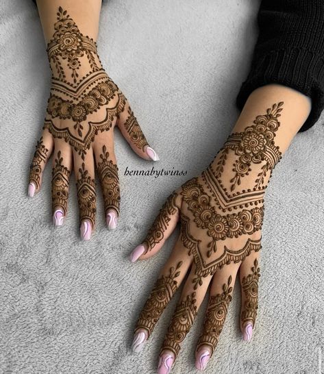 Forearm Henna, Henna Motive, Mendhi Patterns, Full Hand Henna, Back Hand Henna Design, Mehendi Ideas, Back Hand Henna, Indian Henna Designs, Diwali Ideas