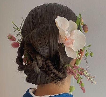 Flower In Bun Hair, Orchid Hairstyle, Orchids In Hair, Updo With Flowers, Bun With Flowers, Flower In Hair, Κούρεμα Bob, Easy Bun Hairstyles, Flowers In Her Hair