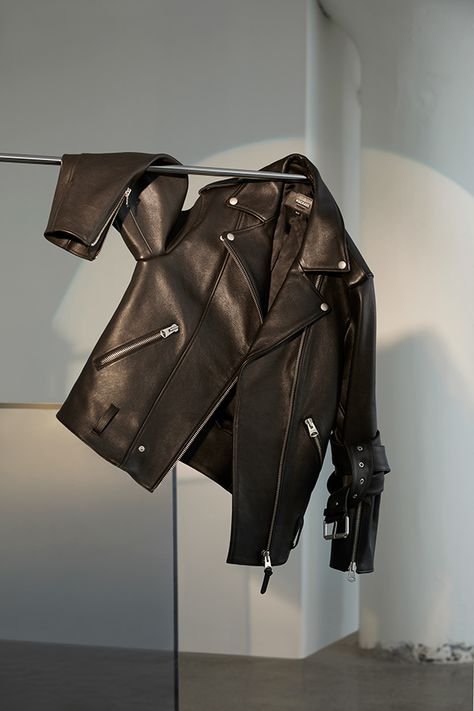 Leather Jacket Flatlay, Leather Jacket Product Photography, Jacket Product Shoot, Creative Flat Lay Photography Fashion, Leather Jacket Photography, Jacket Flatlay, Womens Leather Jackets, Flat Lay Photography Fashion, Artistic Fashion Photography