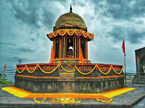 Hindu Cosmos : Photo The Samadhi of Raje Shiv Chhatrapati, Fort Raigad Shivaji Maharaj Samadhi, Shivneri Fort Hd Images, Raigad Fort Hd, Raigad Fort, Hindu Cosmos, Raw Pictures, Optical Flares, Shivaji Maharaj Hd Wallpaper, Ns 200