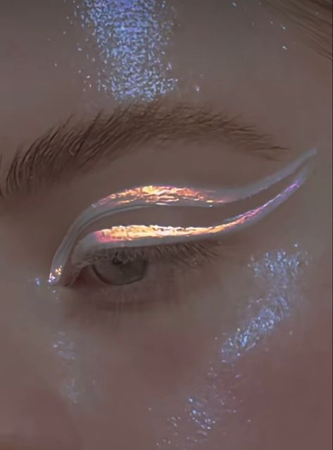 #makeup #silver #holographic #glowing Hologram Makeup, Opalescent Makeup, Silver Eyes Aesthetic, Holographic Makeup Eyeshadow, Holographic Eyeliner, Pearlescent Makeup, Holographic Eye Makeup, Iridescent Makeup Looks, Futuristic Makeup Looks