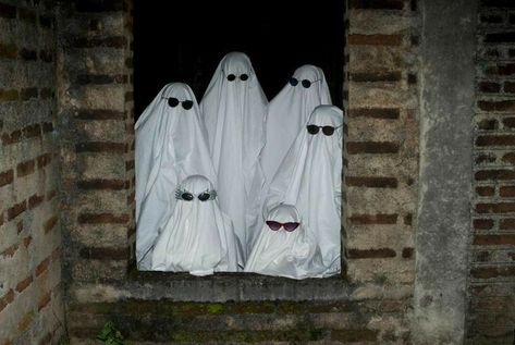 Group Picture Poses, Ghost Halloween Costume, New Images Hd, Photography Assignments, Sheet Ghost, Ghost Photography, Halloween Photography, Duo Halloween Costumes, Best Friend Photoshoot