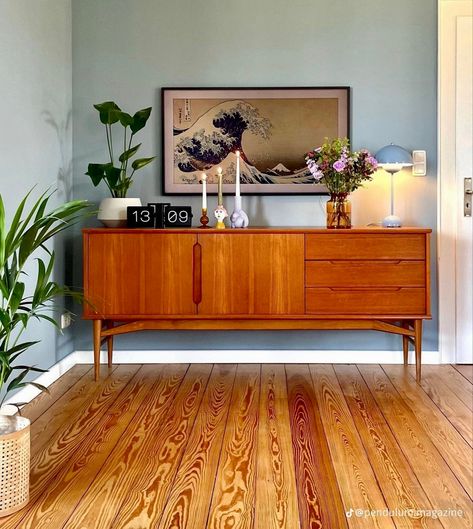 Mid Century Console Table, Sideboard Styles, Mid Century Console, Sideboard Decor, Mid Century Living Room, Mid Century Modern Interiors, Mid Century Modern Living Room, Living Room Tv, Interior Inspo