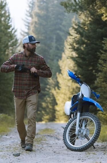 Flannel Outdoor Outfit, Adventure Men Style, Rugged Look For Men, Rugged Men Outfits, Logger Man Aesthetic, Manly Men Rugged, Country Look Men, Men Camping Outfits, Country Style Men Outfits