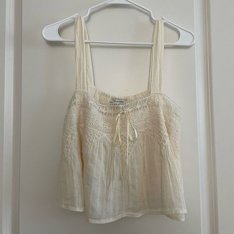 American Eagle Flowy Off-White Cropped Tank Top White Frilly Tank Top, Flowy Tank Top Outfit, Vietnam Tailor, Flowy Cami Top, Tank Tops Outfit, Basics Outfit, Fancy Tank Tops, Flowy Shirts, White Cami Tops