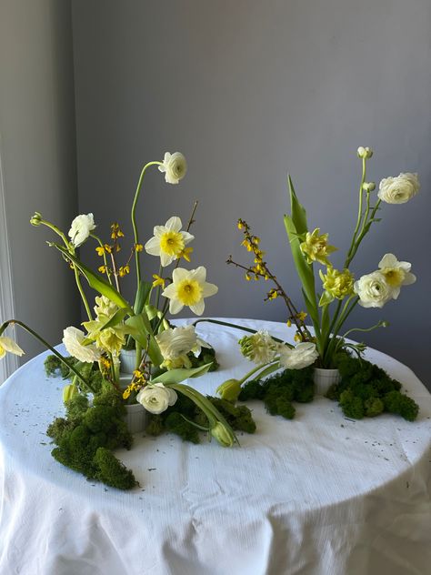 Moss Flower Arrangements, Ikebana Flower Arrangement Wedding, Moss Floral Arrangements, Ikebana Wedding Centerpieces, Spring Ikebana, Ikebana Centerpiece, Round Tablescapes, Moss Centerpiece Wedding, Moss Centerpieces