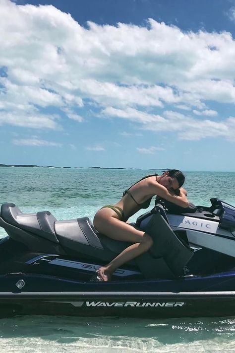 Style Kendall Jenner, Jet Skiing, Boat Pics, Pictures With Friends, Kardashian Kollection, Kendall Jenner Outfits, Jenner Outfits, Lake Pictures, Foto Poses