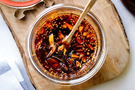 Crunchy Garlic Chili Oil (Taberu Rayu) Crunchy Garlic Chili Oil, Crunchy Chili Oil, Garlic Chili Oil, Soba Noodles Soup, Crunchy Garlic, Fried Sushi, Korean Chili Flakes, Chili Oil Recipe, Garlic Chips