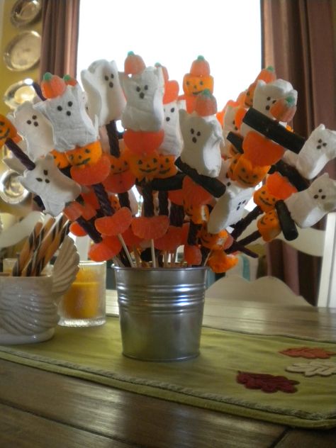 Halloween Candy Kabobs, Marshmallow Kabobs, Halloween Candy Buffet, Goodies Recipes, Cheer Fundraiser, Edible Ideas, Candy Kabobs, October Ideas, Halloween Goodie Bags