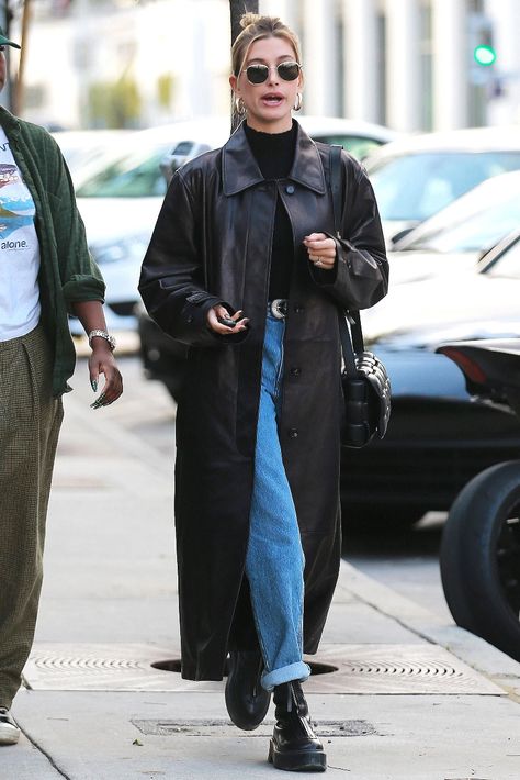 Hailey Baldwin out and about in Los Angeles, Jan. 16, wearing mom jeans and The Row boots. #haileybaldwin #haileybieber #celebritystyle #momjeans Row Boots Outfit, Chelsea Boots Mom Jeans Outfit, Mom Jeans Chelsea Boots, Chelsea Boots Outfit 2024, Mom Jeans Outfit Boots, Black Winter Boots Outfit, Black Mom Jeans Outfit Winter, Boots And Mom Jeans, Black Boots And Jeans Outfit