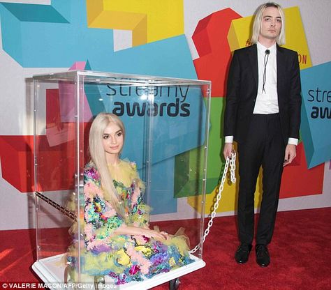 "Singer That Poppy inside a glass box while her handler Titanic Sinclair holds her chain. That Poppy’s entire act is all about her being an MK slave" -Vigilant Citizen Titanic Sinclair, Poppy Fashion, Streamy Awards, Mars Argo, Im Poppy, Far Cry Primal, That Poppy, Favorite Youtubers, Glass Box