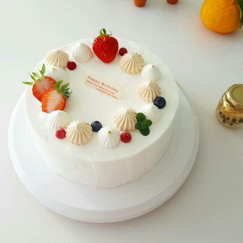 Korean Fruit Cake, Korean Wedding Cake, Korean Fruit, Cake With Fruit, Asian Cake, Korean Cake, Fruitcake Recipes, Korean Wedding, Simple Cake