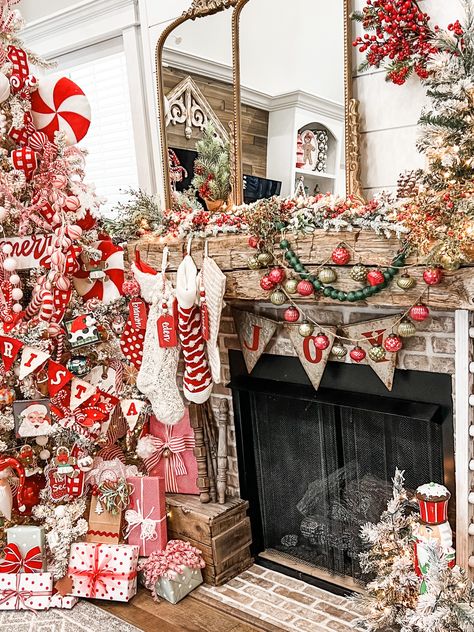 Vintage Christmas Mantels Ideas, Re Fabbed By Brooke Christmas, Refabbed By Brooke Riley Christmas, Vintage Santa Christmas Decor, Christmas Mantel With Tv, Niche Tv, Cozy Vintage Christmas, Fireplace Traditional, Mantel Living Room