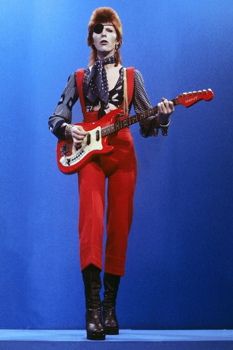 David Bowie Fashion, Ziggy Played Guitar, David Bowie Ziggy, Legendary Singers, Rock N’roll, Ziggy Stardust, Gwen Stefani, Frank Sinatra, Glam Rock