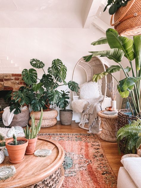 Bohemian Plant Decor, Plant Filled Living Room, Jungle Interior Design, Urban Jungle Living Room, Bohemia House, Bohemian Plants, Urban Jungle Interior, Coffee Lounge, Bohemian Living