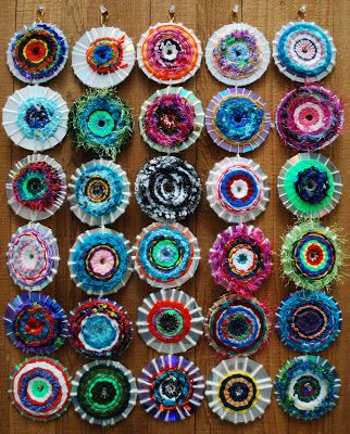 Recycle CDs by wrapping yarn around them and then have the kids weave with various styles, colors of yarn.  Think I'm going to get some more yarn! Diy With Kids, Recycled Cds, Finger Weaving, Art Quilting, Cd Crafts, Weaving Tutorial, A Wonderful Life, Cd Art, Middle Schoolers