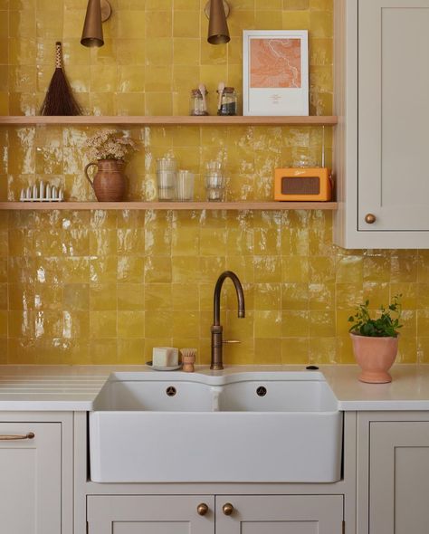 Yellow Tile Kitchen, Yellow Kitchen Tiles, Dapur Rustic, Yellow Kitchen Designs, Yellow Tile, Eclectic Kitchen, Rustic Modern Kitchen, Zellige Tile, Yellow Kitchen