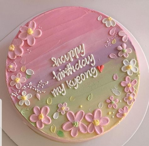 Pretty Cake Decorating, Tårta Design, Design Chocolate, Pretty Cake, Pastel Cakes, Simple Cake Designs, Mini Cakes Birthday, Creative Cake Decorating, Cake Decorating Frosting