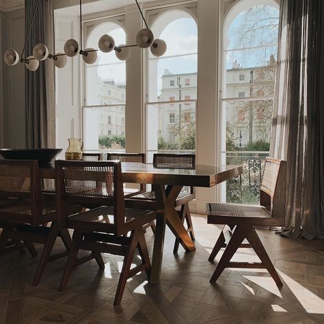 C A S A A Z A on Instagram: “Soft light, arch and Pierre Jeanneret chairs. Nothing else required. . . . #chandigarhchair #chandigarh #pierrejeanneret #interiordesign…” Jeanneret Dining Chair, Jeanneret Chair, Pierre Jeanneret Chair, Banda Property, Light Arch, Pierre Jeanneret, Dining Room Inspiration, My Office, Kitchen Chairs