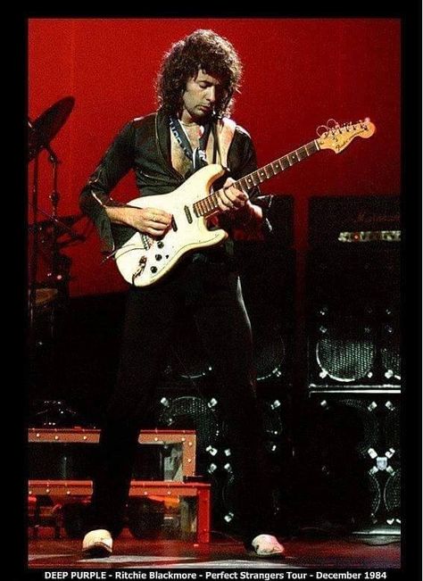 Ritchie Blackmore - Deep Purple,  Perfect Strangers Tour, December 1984 Richie Blackmore, Ritchie Blackmore's Rainbow, Classic Rock Artists, Jon Lord, Ritchie Blackmore, Classic Blues, Rock Guitarist, Purple Rainbow, Musica Rock