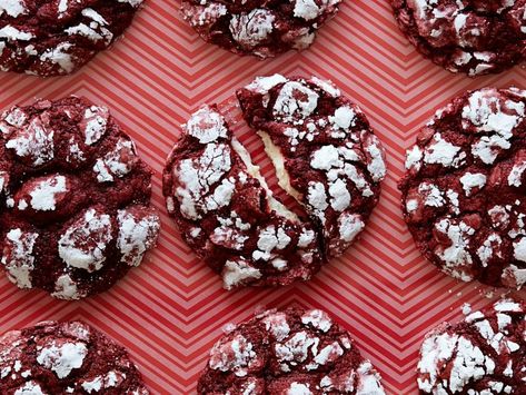 Stuffed Red Velvet Cookies, Milkshake Cookies, Red Velvet Crinkles, Red Velvet Cookie Recipe, Red Velvet Crinkle Cookies, Velvet Cookies, Strawberry Cake Mix, Red Velvet Cheesecake, Red Velvet Cookies