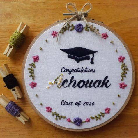 Embroidery Graduation Embroidery Designs, Graduation Embroidery, Cute Embroidery Patterns, Embroidery Hoop Art Diy, Hand Embroidery Patterns Free, Fashion Drawing Tutorial, Diy Embroidery Designs, Basic Embroidery Stitches, Pola Sulam