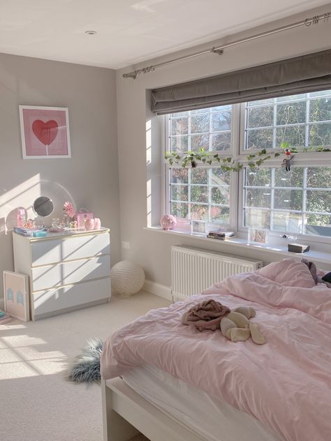 Girly Pink Desk, Girly Clean Room, Light Feminine Room Aesthetic, Pink Bedroom Inspo Aesthetic, Minimal Pink Bedroom, Pink Girly Aesthetic Room, Subtle Pink Room, Clean Girl Bedroom Aesthetic Pink, Light Pink And White Room