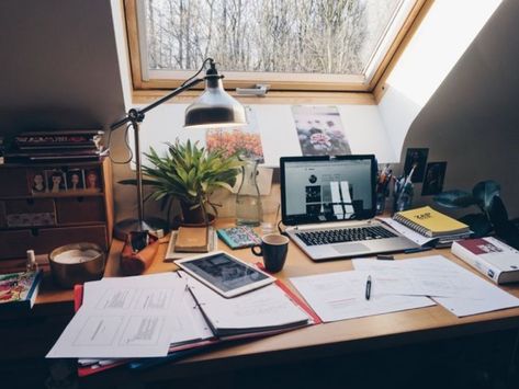 10 Perks Of Having College Classes Online - Society19 Messy Desk, Desk Inspiration, Study Set, Study Areas, Study Space, Study Desk, Diy Desk, Study Inspiration, A Desk