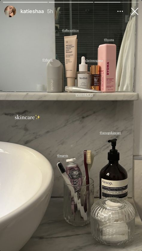 Luxury Shower Products, Bathroom Skincare Aesthetic, Toothpaste Aesthetic, Bathroom Skincare Shelf, Bathroom Shelves Skincare, Bathroom Aesthetic Gisou, Skincare In Bathroom Aesthetic, Uni Room, Pretty Skin Care