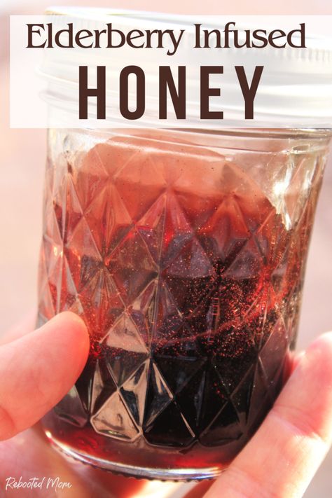 Elderberry Infused Honey Infusing Honey, Dried Elderberry Recipes, Herb Infused Honey, Elderberry Honey, Manuka Honey Benefits, Natural Antihistamine, Medicinal Oils, Elderberry Syrup Recipe, Homemade Elderberry