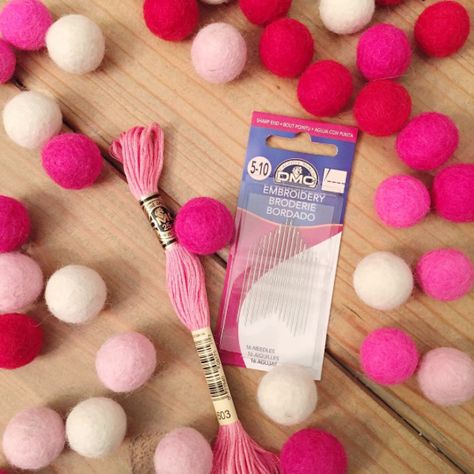 Felted Baubles, Diy Felt Garland, Felt Ball Crafts, Easy Felt Crafts, Valentines Puns, Garland Tutorial, Felt Craft Projects, Valentine Garland, Diy Valentine's Day Decorations