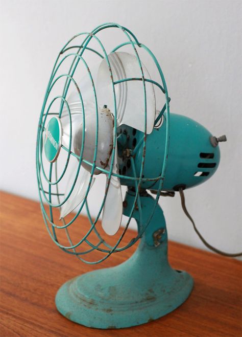 Wow! So cool! Turquoise Room, Industrial Fan, Antique Fans, Old Fan, Retro Fan, Flea Market Style, Vintage Appliances, Vintage Fans, Desk Fan