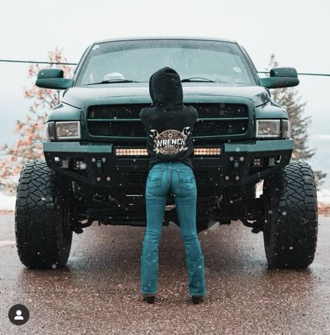 Cool Truck Pictures, Women And Trucks, Truck Asethic, Big Truck Aesthetic, Country Truck Aesthetic, Pick Up Truck Aesthetic, Truck Pictures Ideas, Pickup Truck Aesthetic, Yallternative Aesthetic