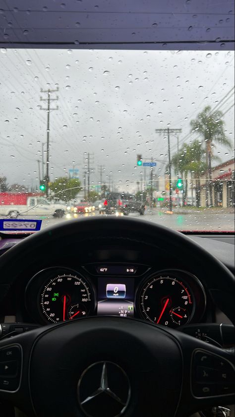 Mercedes Benz steering wheel, rain drops on windshield at a stop light California Rain, Los Angeles Rainy Day, Rainy Day Drive, Rainy Los Angeles, Night Rides Snapchat, Los Angeles Aesthetic, Night Rain, Civic Car, Raining Outside